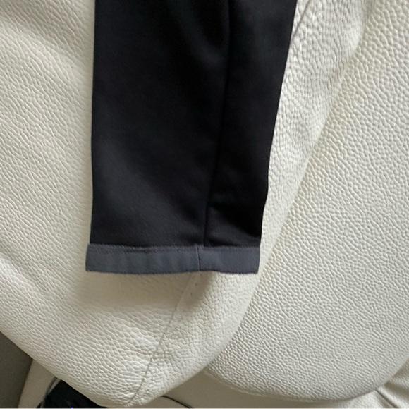 Kid’s Medium Black Nike jacket. Lightweight and full zip. Grey details - Picture 7 of 7